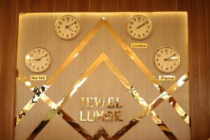 una pared con cuatro relojes en una pared en Jewel Luxor Hotel, en Luxor