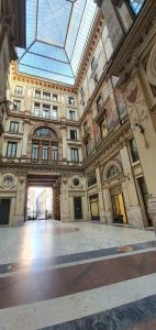 ローマにあるAppartamento Gracchiのガラス天井の大きな建物を利用した広い客室です。