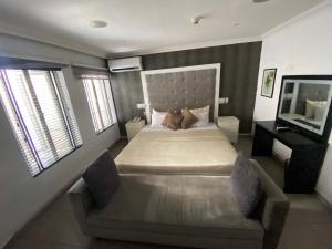 Letto o letti in una camera di Angel Hotel