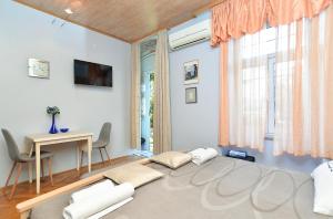 salon ze stołem i kanapą w obiekcie Apartments Jasna 1128 w Fažanie