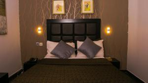 Letto o letti in una camera di Angel Hotel