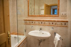 łazienka z umywalką i lustrem w obiekcie Abanico Appartements w mieście Seefeld in Tirol +13 zdjęć