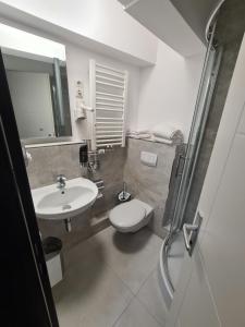 Koupelna v ubytování Altan Hotel