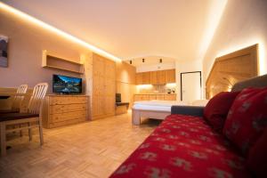 ein großes Schlafzimmer mit einem Bett und einer Küche in der Unterkunft Apartment Lilli mit Garagenstellplatz in Brixen