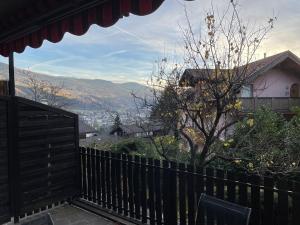 einen Balkon eines Hauses mit einem Zaun in der Unterkunft Apartment Lilli mit Garagenstellplatz in Brixen