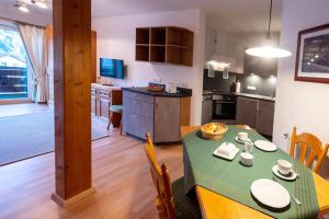 eine Küche und ein Esszimmer mit einem Tisch im Zimmer in der Unterkunft Haus im Winkl in Bad Hindelang
