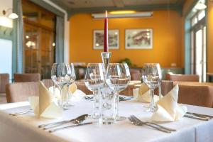 Reštaurácia alebo iné gastronomické zariadenie v ubytovaní Hotel Vyhlídka