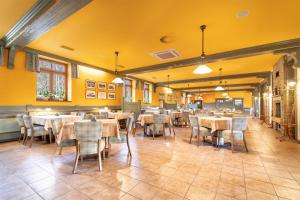 Reštaurácia alebo iné gastronomické zariadenie v ubytovaní Hotel Vyhlídka