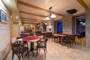 Reštaurácia alebo iné gastronomické zariadenie v ubytovaní Hotel Vyhlídka