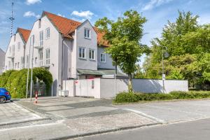 una casa en una calle con un estacionamiento en limehome Garching bei München en Garching bei München