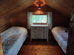 Tempat tidur dalam kamar di Old Finnish lakeside cottage with sauna
