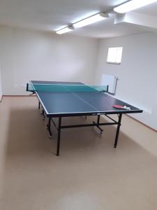 Stolný tenis v ubytovaní Zawoja1560 Apartamenty przy Aptece alebo v jeho okolí