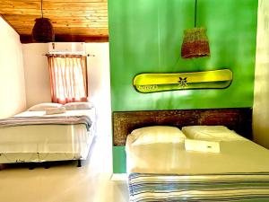 Een bed of bedden in een kamer bij Bahia Surf Camp