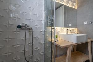 Kúpeľňa v ubytovaní Pagrati's best apartment + 26 fotografií