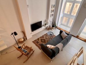 sala de estar con sofá y TV en Beautiful house in Cartagena's historic center, en Cartagena