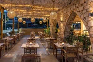 Un restaurant sau alt loc unde se poate mânca la Eden Roc Resort - All Inclusive