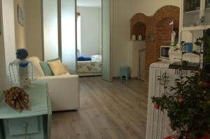 - un salon avec un canapé et une table dans l'établissement La Finestra sul Borgo, à Campo Ligure