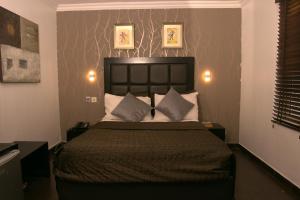 Letto o letti in una camera di Angel Hotel