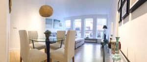 a dining room with a glass table and chairs at Lujoso apto calle mayor in Madrid