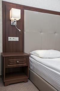 Een bed of bedden in een kamer bij U Zolotykh Vorot
