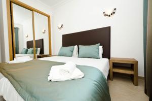 um quarto com 2 camas em azul e branco em Fairviews Villa on Boavista Golf Resort em Lagos