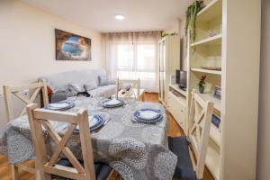 een keuken en een woonkamer met een tafel en stoelen bij apartamento centro sanxenxo con parking gratis in Sanxenxo