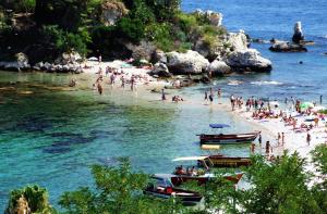 a group of people on a beach with boats at Il Melograno in Gaggi