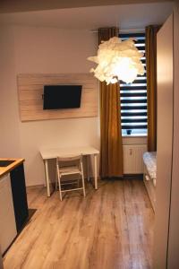 Televízia a/alebo spoločenská miestnosť v ubytovaní Apartament Kattowitz
