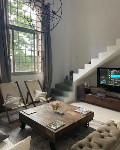 Antique Barraca في كونسيبسيون ديل أوروغواي: غرفة معيشة مع طاولة وتلفزيون