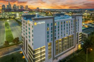 A bird's-eye view of La Quinta Inn & Suites by Wyndham Nashville Downtown Stadium