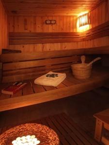 a sauna with a table with a towel on it at Delina Mountain Resort in Anogeia