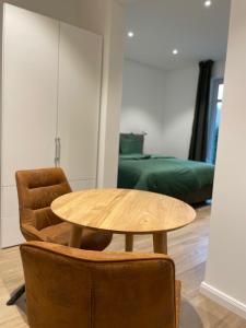 una mesa y una silla en una habitación con cama en Meine Schule Sehlingen, stilvollem Studio auf dem Land, en Kirchlinteln