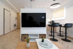 Televízia a/alebo spoločenská miestnosť v ubytovaní Pagrati's best apartment