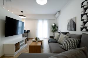 Televízia a/alebo spoločenská miestnosť v ubytovaní Pagrati's best apartment