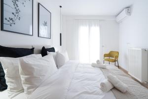 Posteľ alebo postele v izbe v ubytovaní Pagrati's best apartment