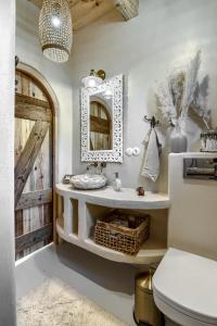 a bathroom with a sink and a mirror at Pod mazurskim niebem dom rustykalny in Piecki