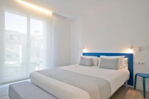 En eller flere senge i et værelse på Lugaris Beach Apartments