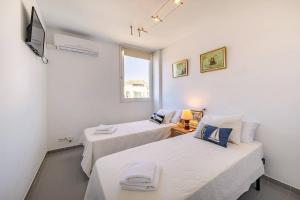 Posteľ alebo postele v izbe v ubytovaní Beachfront Apartment Sivella II by Sealand Villas