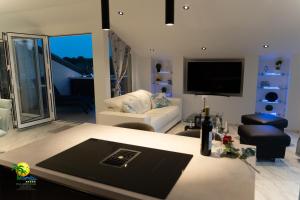 a living room with a couch and a tv at Villa Green Palm in Vrsar