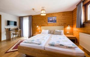 Postel nebo postele na pokoji v ubytování Gästehaus Zugspitzblick