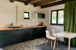 Kuchyňa alebo kuchynka v ubytovaní Lenti House - Village Retreat