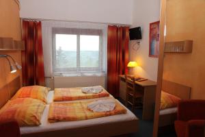Rúm í herbergi á Relax hotel Bára Benecko