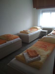 Rúm í herbergi á Relax hotel Bára Benecko