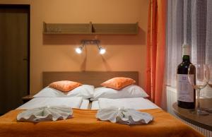 Rúm í herbergi á Relax hotel Bára Benecko
