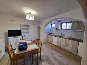 Kuchyňa alebo kuchynka v ubytovaní Tenerife CASA DE SANCHO PANSA apartment with terrace and garden 600m2 and ocean and Teide view + 13 fotografií
