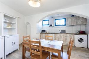 Kuchyňa alebo kuchynka v ubytovaní Tenerife CASA DE SANCHO PANSA apartment with terrace and garden 600m2 and ocean and Teide view