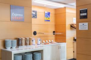 Príslušenstvo na prípravu kávy alebo čaju v ubytovaní Holiday Inn Express Barcelona - Montmeló by IHG