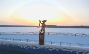 uma estátua de uma mulher segurando um sino ao lado de uma ponte em Guest center-hotel Myshk Inn em Myshkin