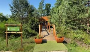 Фотография из галереи Les Lodges du golf de la Marterie в городе Saint-Félix-de-Reillac-et-Mortemart