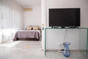 Una televisión o centro de entretenimiento en Apartment in Central Marbella 200m to the beach !